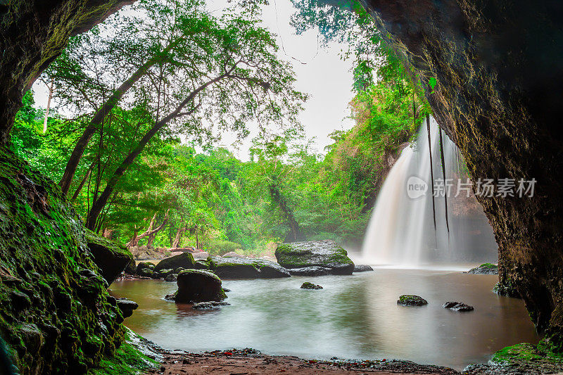 在泰国考艾国家公园的Haew Suwat瀑布，在森林深处的令人惊叹的洞穴和美丽的瀑布背景